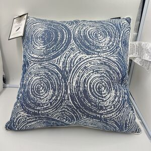 1-NWT CASA DECOR DECORATIVE Blue White Abstract Concentric Feather 20” Pillow